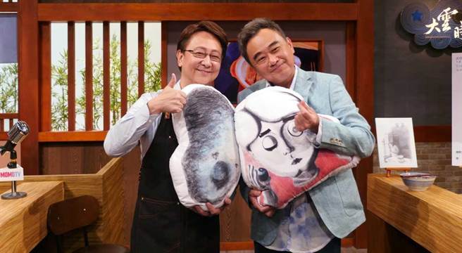 《大云时堂》主持人李四端（左）专访陈升。（MOMOTV提供）