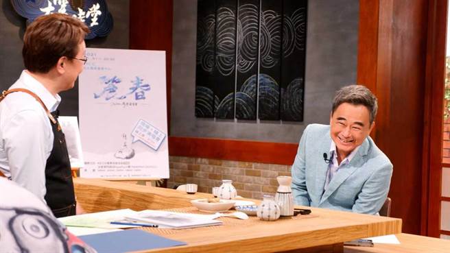 《大云时堂》主持人李四端（左）专访陈升。（MOMOTV提供）