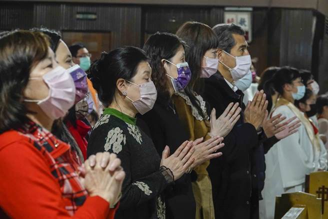 平安夜今晚在各地教堂登場，台北聖家堂耶誕彌撒儀式由饒志成神父主持，教友在彌撒中祈禱。（黃子明攝）
