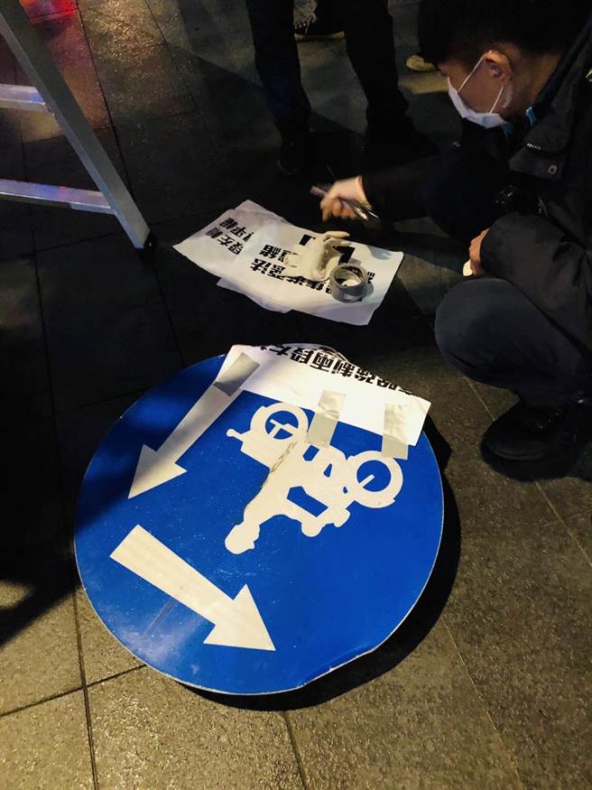 机促会成员私自拆除号志牌。（民眾提供）