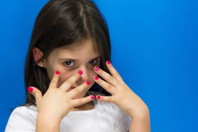 在餐厅工作男网友日前站柜台时，遭1名年轻妹妹搭讪，对方得知他18岁后，笑说「那也还好，差8岁而已，哥哥你要等我喔！」原来该小妹妹才年仅10岁。（示意图/Shutterstock提供）