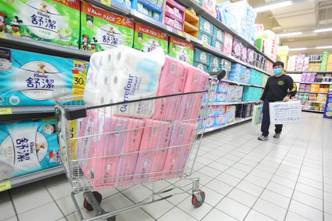 受原物料、能源运输及包材成本接连上涨影响，就连大型民生消费纸品与洁品厂商也撑不住喊涨，通路业者透露，各式卫生纸、清洁用品将在农历年后全面调涨，涨幅约在5%到20%之间，估计一串卫生纸将调涨10元，图为消费者24日在大卖场选购卫生纸。（张铠乙摄）