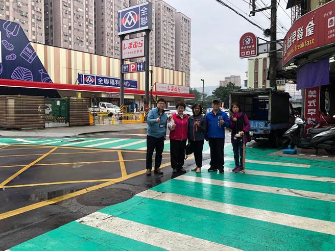 新北市中和区新生街220巷口行人穿越道紧邻积穗国小、使用率高，新北市议员陈锦锭接获里长、民眾陈情，向市府交通局争取规画绿底行穿线，日前已顺利完工。（陈锦锭服务处提供）