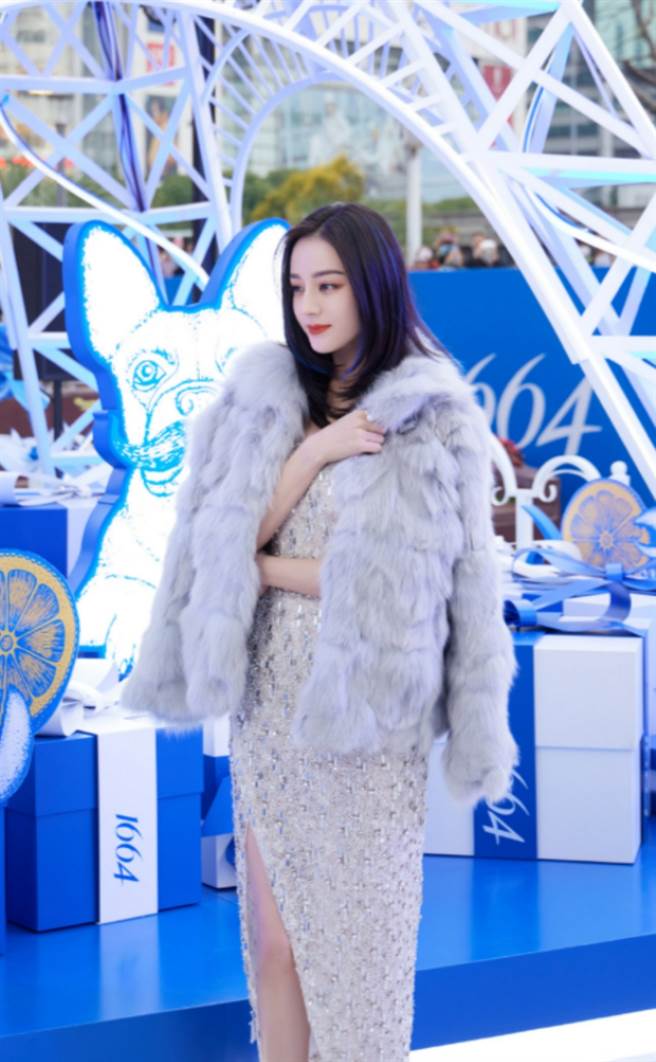 最近迪麗熱巴性感現身戶外活動，吸引大批圍觀群眾。(圖/ 摘自迪麗熱巴微博)