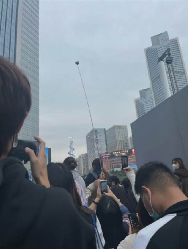 迪麗熱巴出席活動，有民眾發現有瘋狂粉絲奇葩式追星，引起熱議。(圖/ 摘自微博)