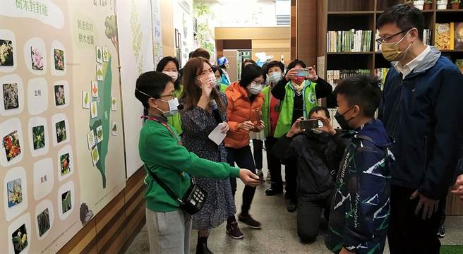 新北市永续环境教育中心今（24日）举办以「一棵树就是一个生态系」为展览主轴「树学家特展」开幕活动。（教育局提供）