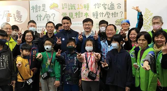 新北市永续环境教育中心今（24日）举办以「一棵树就是一个生态系」为展览主轴「树学家特展」开幕活动。（教育局提供）