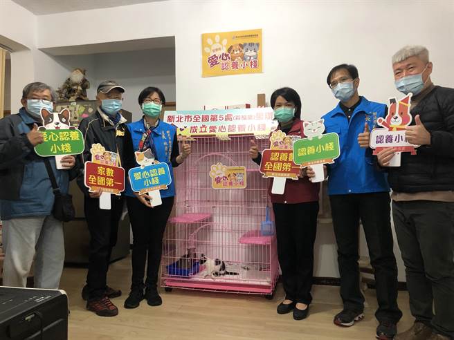 新北市政府动保处与新店区百福里长林燕玲合作，今（24日）正式成立全国第5处里办公处「爱心认养小栈」。（动保处提供）