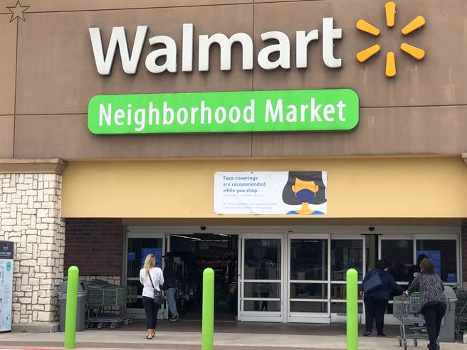 美国零售巨头沃尔玛（Walmart）在中国的门市被控全面下架新疆产品，已引发中国消费者的怒火，纷纷要求办理退卡。（图／新华社）