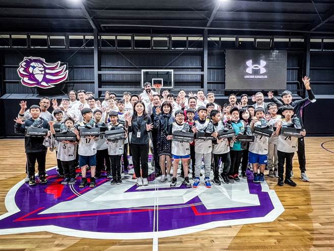 攻城獅球員跟芎林國小籃球隊歡度耶誕夜。(新竹攻城獅提供)