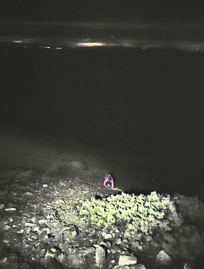 林姓女山友迷途，玉山气象站人员暗夜救援。（玉山气象站提供／廖志晃南投传真）