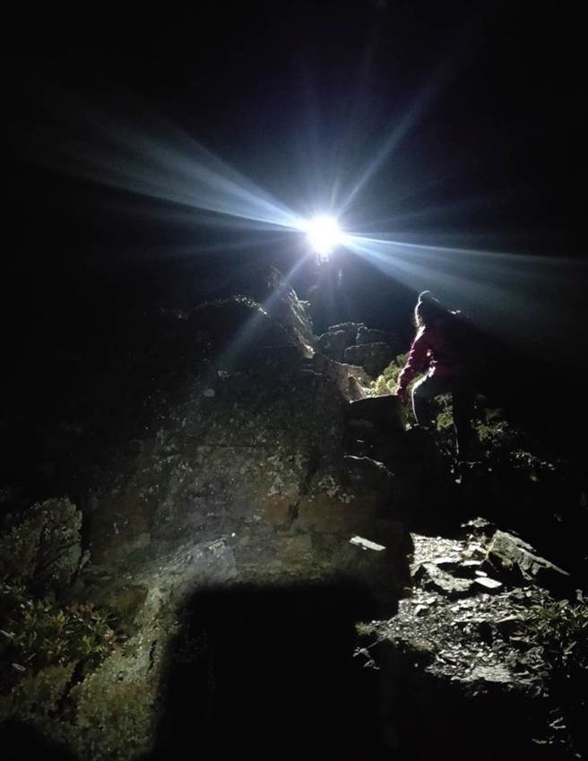 林姓女山友迷途，玉山气象站人员救援成功。（玉山气象站提供／廖志晃南投传真）