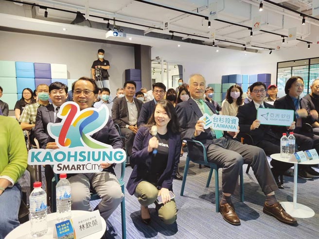 高雄副市长林钦荣（左一）和台杉投资董事长吴荣义（左三）23日出席亚洲．硅谷计画执行中心与台杉投资合作，首度在高雄举办的「VS Talk」。图／顏瑞田
