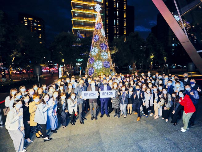 台灣愛普生員工歡慶2021聖誕，並邀請所有民眾前往體驗，紀錄浪漫聖誕時光。圖／業者提供