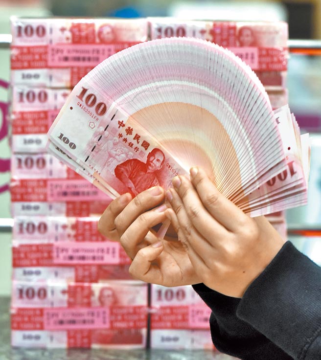 主计总处昨公布2020年工业及服务业受雇员工全年总薪资，中位数为50.1万元。（本报资料照片）