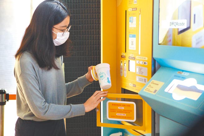 台北市環保局在公館及站前商圈推出循環杯服務，採用YouBike概念可甲地租乙地還，目前不用支付租金。（張立勳攝）