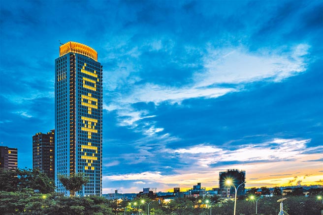 新冠肺炎疫情嚴峻期間，聯聚建設在台中7期中雍大廈、聯聚瑞和大廈接力點燈，以「台中加油」、「台中平安」鼓勵守護台中，為愛防疫。（盧金足攝）