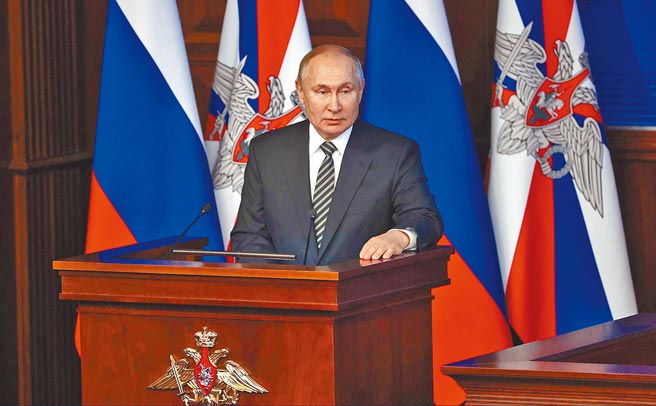 俄羅斯總統普丁23日在莫斯科召開年度記者會，焦點離不開俄國準備入侵烏克蘭的傳聞。圖為普丁22日在國防部委員會擴大會議上致詞。（摘自俄羅斯總統府官網）