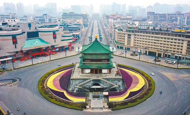 23日零時起，西安市全社區實施封閉管理，形同另類封城，除負責疫情防控、城市運轉保障、居民生活密切相關行業外，一般市民不外出。圖為23日無人機拍攝的西安鐘樓，幾乎成了空城。（新華社）