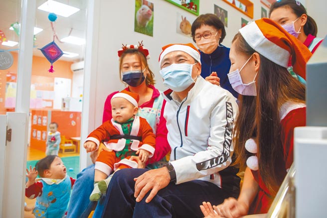 新北市长侯友宜（中）23日上午9时许视察板桥实践公共托育中心。（叶书宏摄）