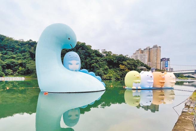 新北市观光旅游局23日晚间举办2021碧潭地景装置点灯仪式，今年以风靡全世界的「角落小伙伴」为主题。（新北市观旅局提供／叶书宏新北传真）