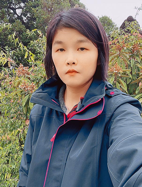 台电彰化区处现有4名女性外勤人员，郭婉茹是最资深的学姐。（郭婉茹提供）