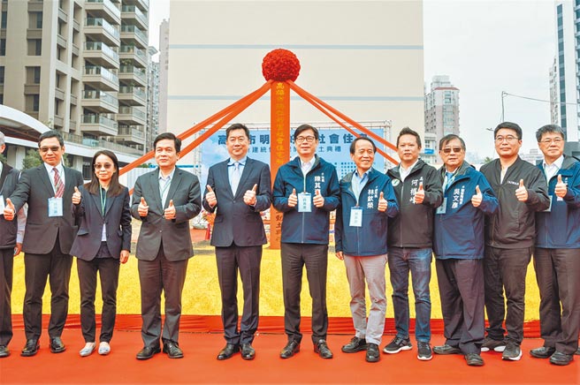 高雄市政府23日举行三民区「明仁好室」社会住宅开工典礼，同时宣布未来「囤房税」新增3亿元税收将全面挹注青年租屋补助，每月可提供2000至3400元不等补助。（袁庭尧摄）