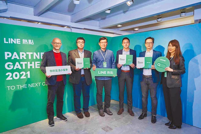 「高雄好家載」媒合受疫情影響的餐飲業、計程車業與消費者三方互助，獲頒LINE熱點智慧城市專案參與獎。（高市經發局提供／柯宗緯高雄傳真）