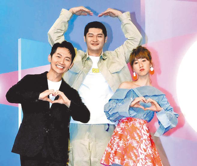 蔡昌宪(左)和玛莉搭檔主持华视跨年晚会，当晚Leo王（中）担任演唱嘉宾。（华视提供）