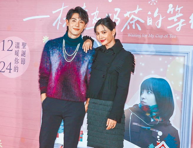 電影男女主角連晨翔（左）、吳子霏昨出席首映會跟粉絲問好。（粘耿豪攝）