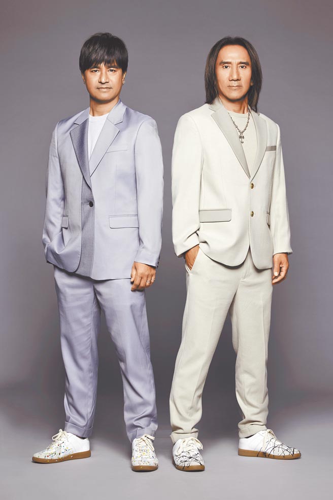 「动力火车」顏志琳（右）、尤秋兴昨宣布明年将3度唱进台北小巨蛋。（华研国际提供）