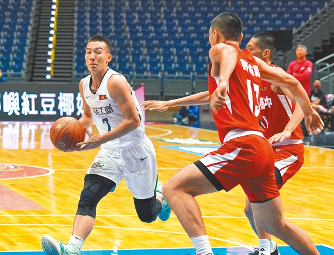 高苑罗羽翔（左）尝试运球闪过对方防守。（高中体总提供）