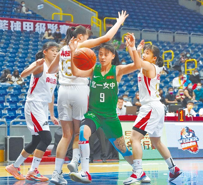 北一女中彭詩婷（中）遭到對方包夾掉球。（高中體總提供）