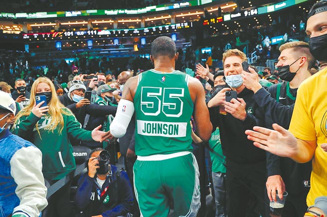 乔强生离场时受到波士顿球迷鼓掌欢送。   （美联社）