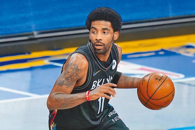 先前到處亂跑的厄文，昨天確定新冠檢測陽性。（美聯社資料照）