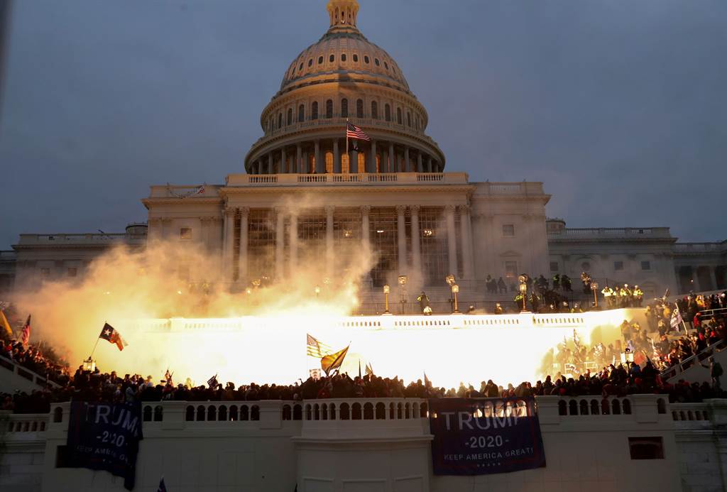 随着川粉强入国会大厦，国会驻警的弹药遭引爆，顿是橙黄色火光闪亮夜空。(图/路透社)(photo:ChinaTimes)