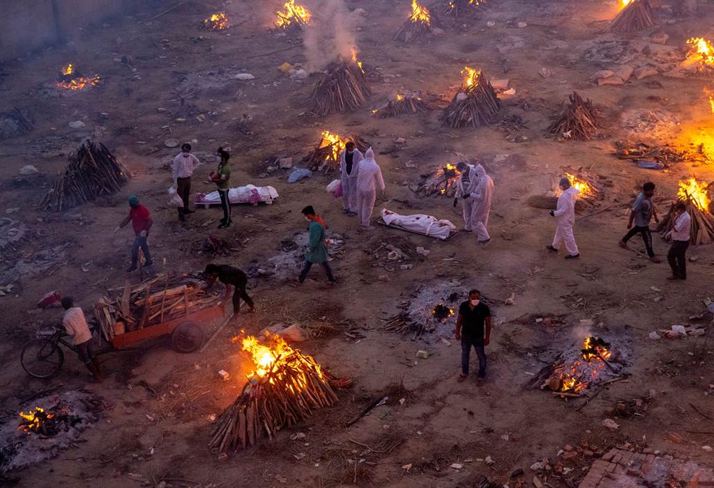 由于因新冠而死的人数大爆炸，导致印度火葬场的火光从来没有止息过。(图/路透社)(photo:ChinaTimes)