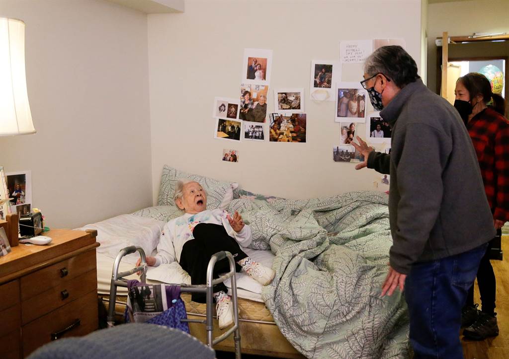 1名独居西雅图疗养院的日本老人，因为侄女突然现身拜访，惊讶地张大嘴却合不拢，喜悦心情溢于言表。(图/路透社)(photo:ChinaTimes)