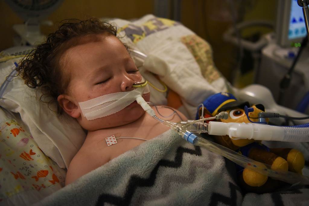 疫情肆虐下，婴孩也难逃魔掌。1名名叫詹姆斯(Adrian James)的男孩却诊新冠肺炎，甚至需要使用唿吸器才能维持生命。(图/路透社)(photo:ChinaTimes)