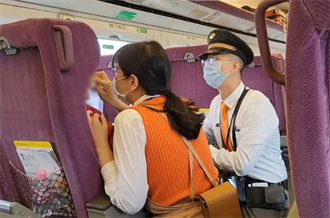 暖心影片！女在高鐵上爆哭 天使「列車長＋服務員」合力讓她笑了