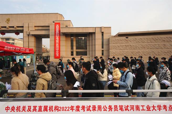 社会就业形势恶化，大陆今年的公务考试参与人数暴增40%。图为河南省郑州市的国家公务员考试的考场。（图／中新社）