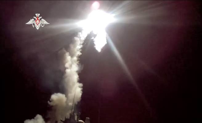 俄罗斯总统普丁证实军方成功试射多枚「锆石」（Zircon）极音速飞弹，并称这是俄国「一次重大事件」。图为锆石日前试射。(图/美联社)