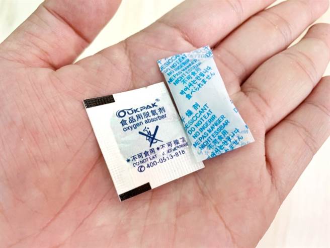 乾燥剂与脱氧剂分别吸附水气与氧气，避免坚果受潮与氧化，维持坚果新鲜度。(示意图/好食课提供)