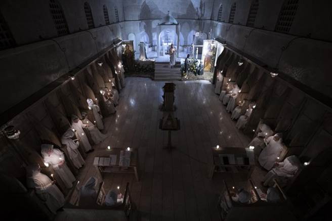 伯利恒修女会的修女进行平安夜弥撒。(图/美联社)