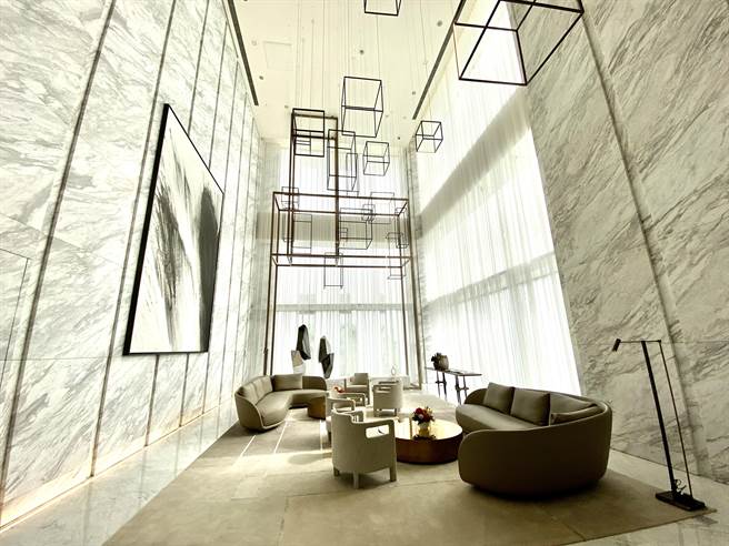 建筑师Richard Meier重视尺度与光影之美的设计下，玻璃幕墙将大量自然光线带入室内。（卢金足摄）