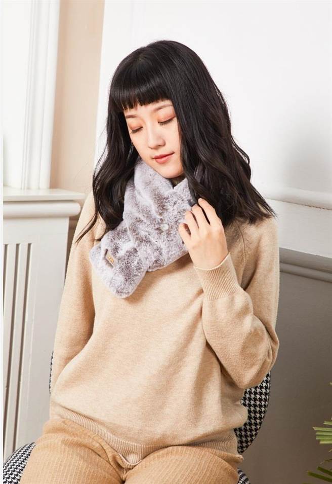 momo购物网独家的可梦科技比心围巾电热款，原价1580元，1月3日前特价1280元。（momo购物网提供）