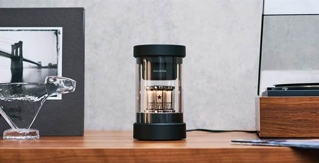 PChome 24h购物的BALMUDA The Speaker 无线蓝牙喇叭，原价1万290元，1月3日前特价7722元。（PChome 24h购物提供）