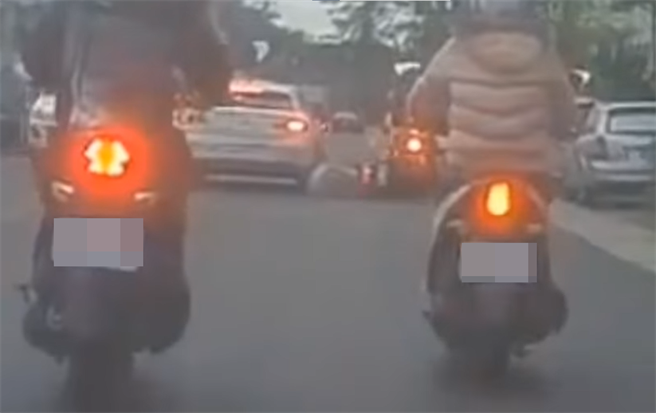 台南市永康区20日发生一起车祸，一名骑士疑似因抢先汽车左转惹怒对方，而被撞倒在地。（翻摄照片）