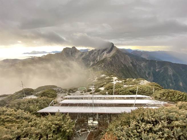 今天上午在中央氣象局玉山測站發現有下雪情況。（氣象局提供／林良齊台北傳真）
