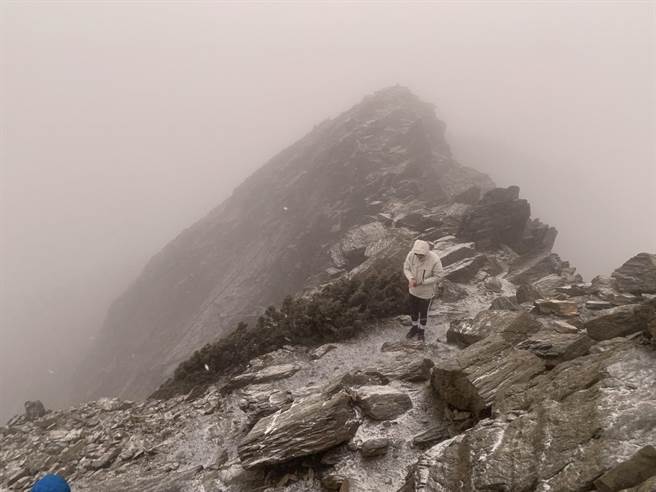 今天是聖誕節，氣象局預報將有冷氣團南下，許多追雪族都上山追雪，果真今天清晨6點37左右，玉山主峰、北峰開始降雪。（玉管處提供／吳建輝南投傳真）